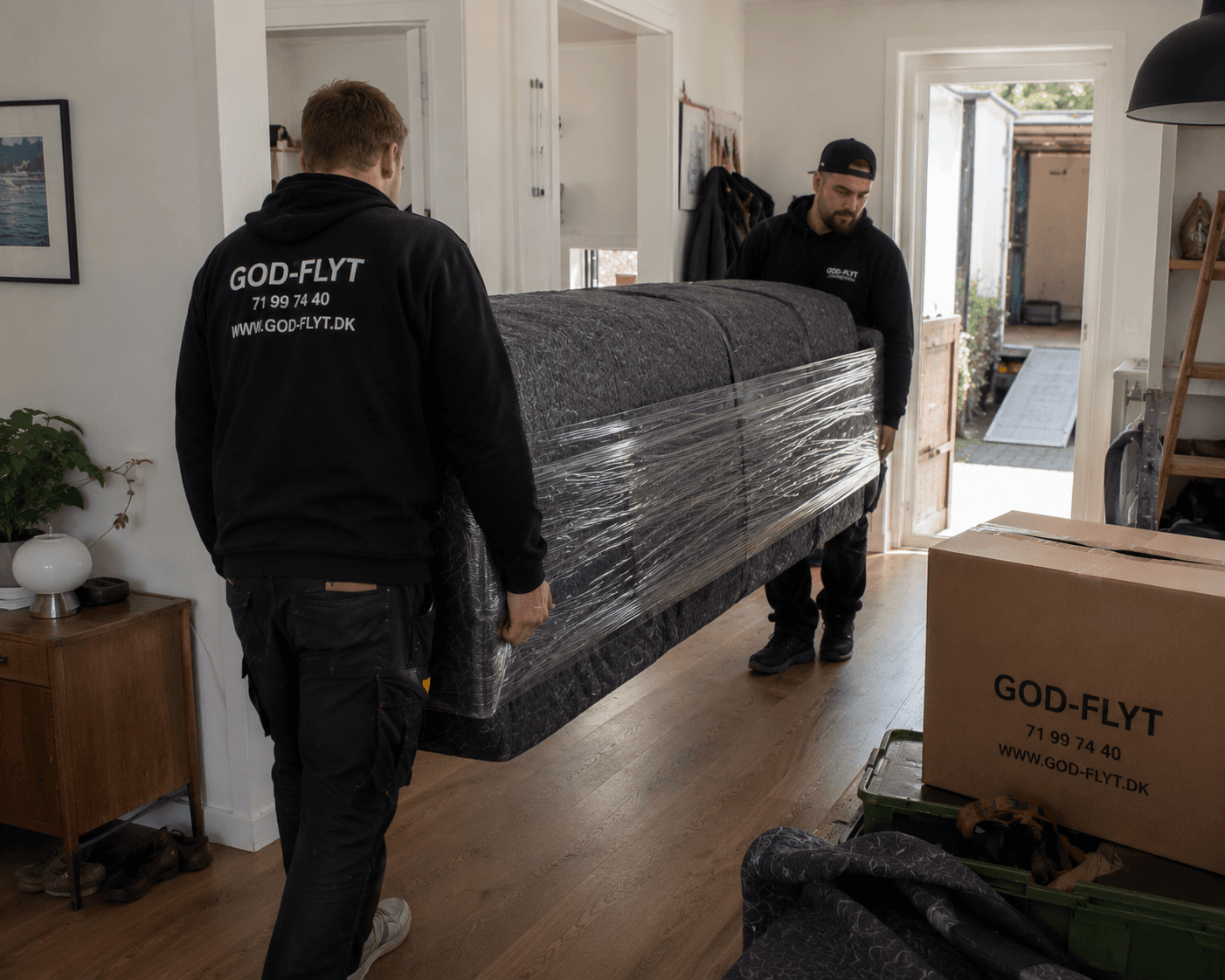 Flyttefolk hjælper med flytning på en dansk adresse.