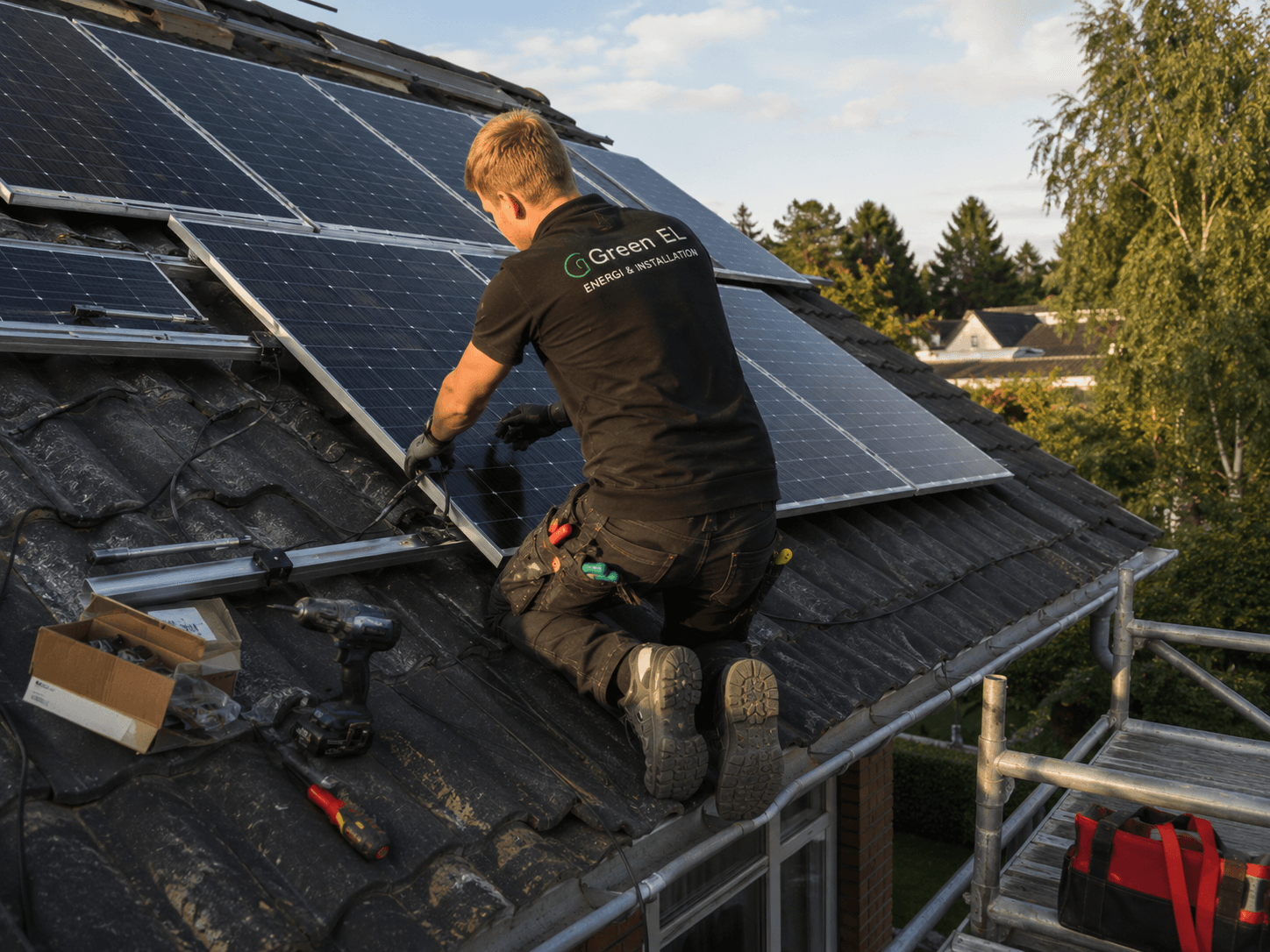 Solcelleanlæg under installation på taget af et dansk parcelhus